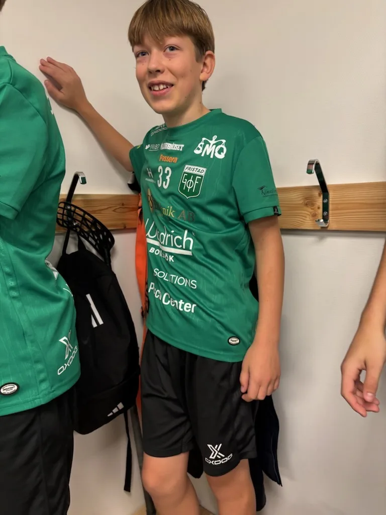 Sandareds Innebandy player in the team shirt with the SMQ sponsor logo